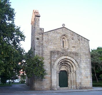 The main facade of the Church of Cedofeita, still maintaining the Romanesque elements and dark granite stone Igreja de Sao Martinho de Cedofeita (Porto).jpg