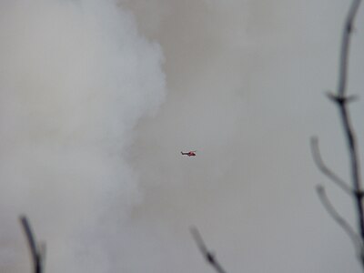 Helicòpter lluitant contra el foc