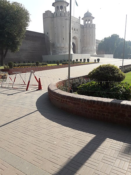 File:Iqbal Park lahore.jpg