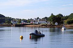 Isleornsay;  in the foreground the harbor, in the background the Hotel Eilean Iarmain