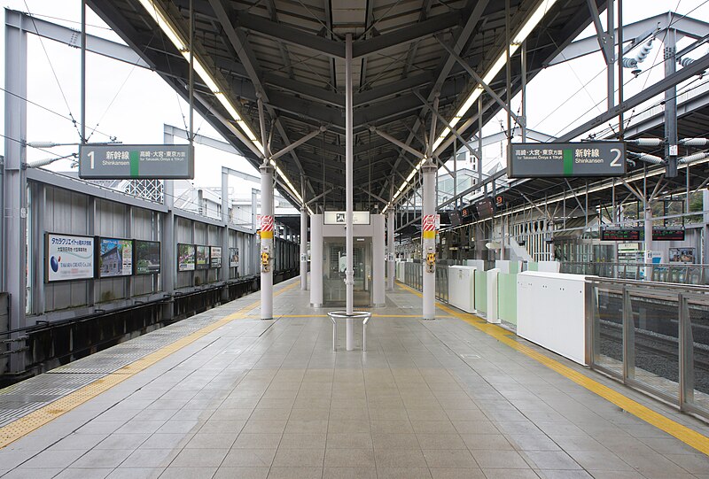 File:JR East・Shinano Railway Karuizawa Station Shinkansen Platform 1・2.jpg