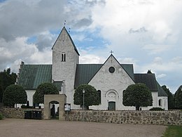 Köpinge kyrka i augusti 2012.jpg