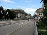 Kaiserbrücke mit Fahnenschmuck der Freiburger Partnerstädte über der Dreisam, links das Dreisameck