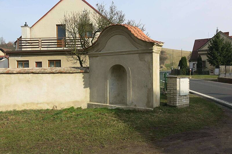 File:Kaplička vpravo za kostelem ve Rtyni nad Bílinou (Q78794260).jpg