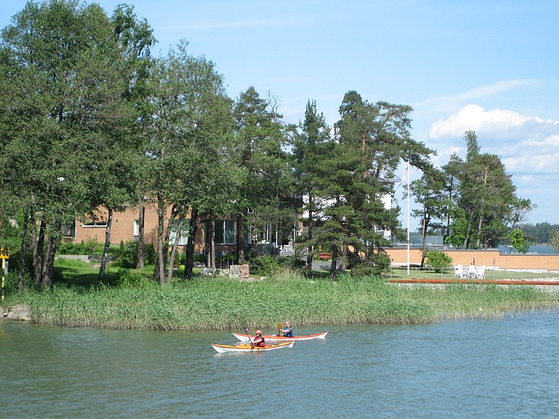 File:KayakingInFrontOfKaskisaari.JPG