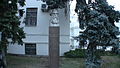 Monumento a A.O.  Kovalevsky frente al edificio del instituto