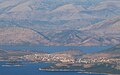 ギリシアのコルフ島から眺めた、サランダ県の南に位置するブトリント湖とクサミルの村。