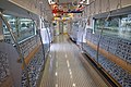 JR九州821系電車の車内。通常のロングシートはハイバックで、車端部はヘッドレストの付いた仕様となっている。