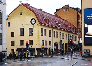 Vy från sydost med Lillienhoffska palatset till vänster.