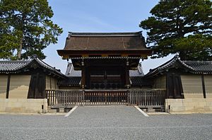 Kyoto-gosho Kenreimon (closed).JPG