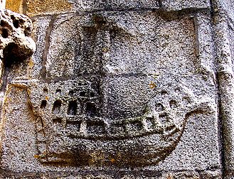 Une caravelle en bas-relief sur le porche de l'église Saint-Nonna à Penmarc'h (Finistère). (définition réelle 1 783 × 1 366)