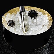 L'Orbe, Vodka x Caviar accompagné de deux boites de Caviar Impérial de Sologne dans une boite en fer de glaçons