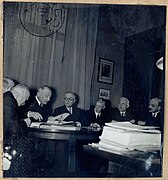 L'université de Paris et la Sorbonne. M. Bruhat, M. Baudouin, M. Carcopino, M. Maurain, M. Vendryès, M. Damiens, dans le bureau du recteur, décembre 1940.jpg