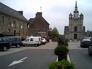 La mairie et l'église sur la place.