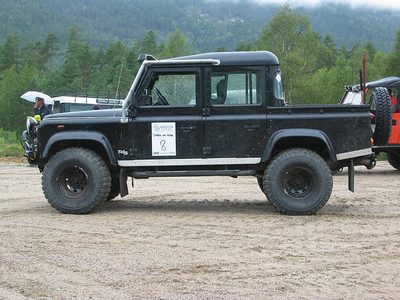 File:Land Rover Defender 110 Crew Cab.jpg