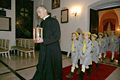Ks. Roman Indrzejczyk w asyście Zuchów przenosi Światełko Betlejemskie do kaplicy w Pałacu Prezydenckim