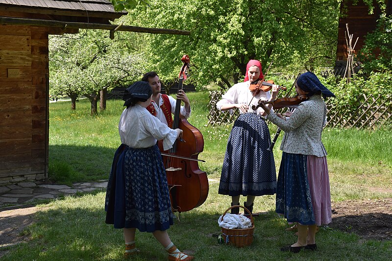 File:Lidová skupina.jpg