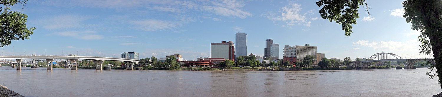 Panorama vido de la urbocentro, vidianta de la norda bordo de la rivero Arkansas