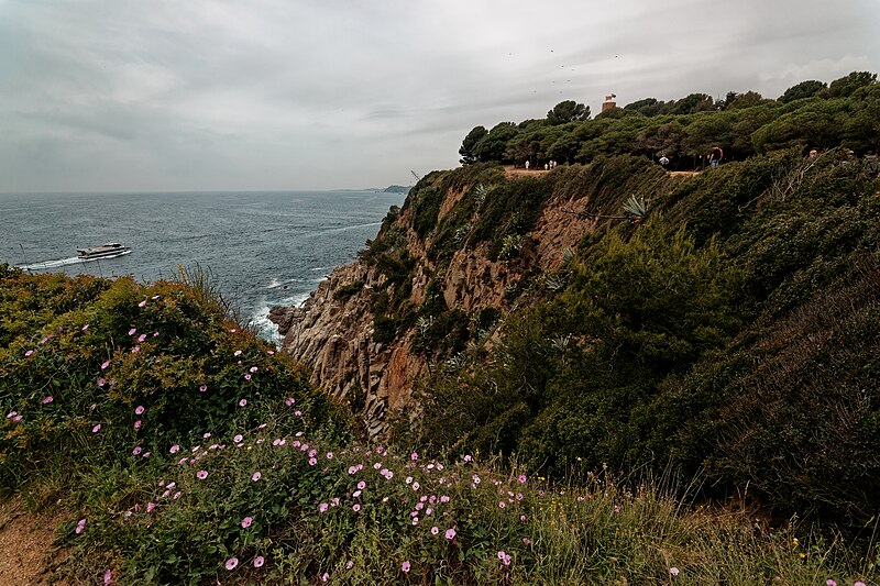 File:Lloret de Mar - Camí a Cala Banys - View WSW towards Castell de Sant Joan.jpg