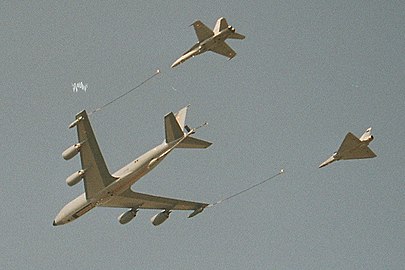 Un F/A-18 suisse et un Mirage 2000 français approchant un ravitailleur KC-135 français au-dessus de Payerne en 2004.