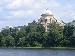 Bildo montrante la grandan kupolhavan Luzerne County Courthouse en Wilkes-Barre vide de trans la Susquehanna Rivero