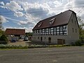 Wohnstallhaus, Nebengebäude und Scheune eines Mühlenanwesens (Mühle Wahnitz)