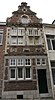 Huis, met aan de straat een in- en uitgezwenkte top in de trant van Hans Vredeman de Vries boven een Maaslands hoofdgestel met consoles.