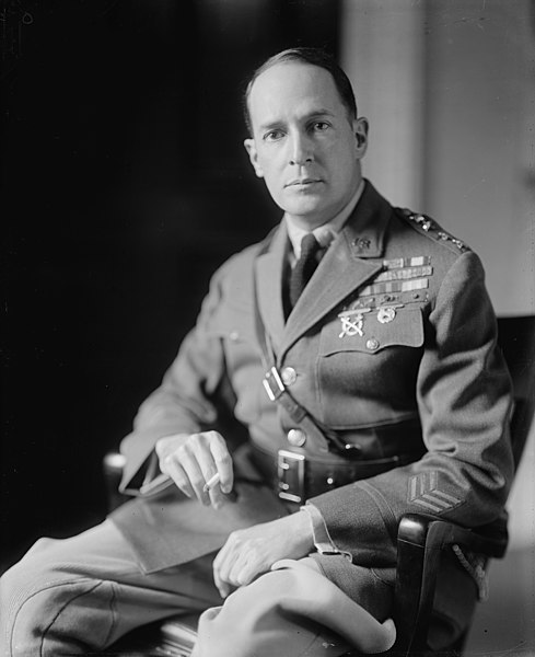 File:MacARTHUR, DOUGLAS. GENERAL LCCN2016859444 (cropped).jpg