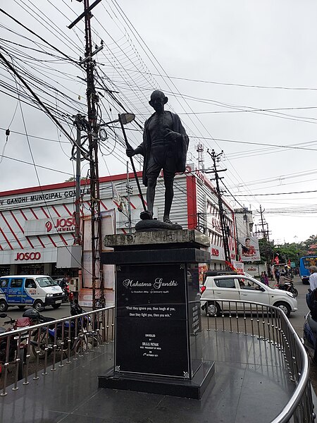 File:Mahatma Gandhi statue of Kottayam city 02.jpg