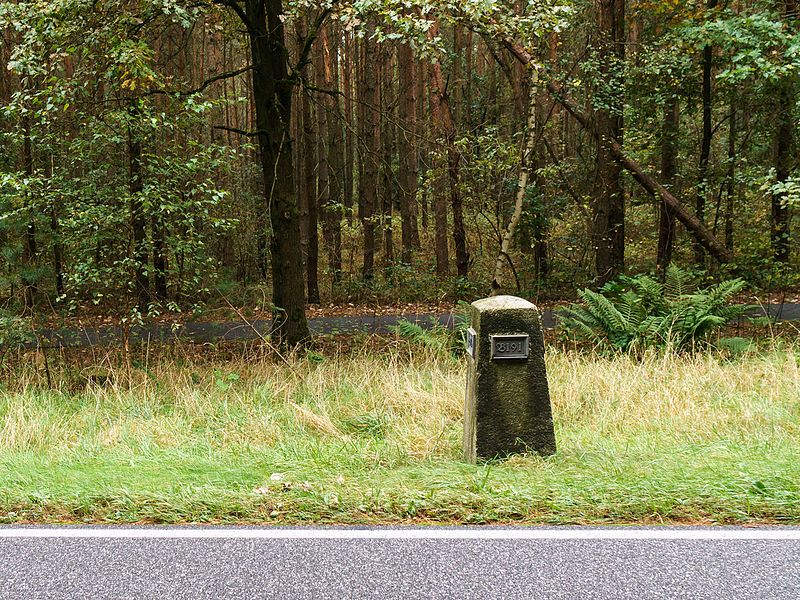 File:Malliss Mecklenburg-Schweriner Ganzmeilenobelisk 767-03.jpg