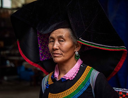 Market Woman,Yi Minority (44388070941).jpg