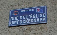 Plaque bilingue français / luxembourgeois à Martelange (Belgique).