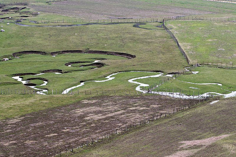 File:Meander in Maksutoğlu in Kadirli 03.jpg