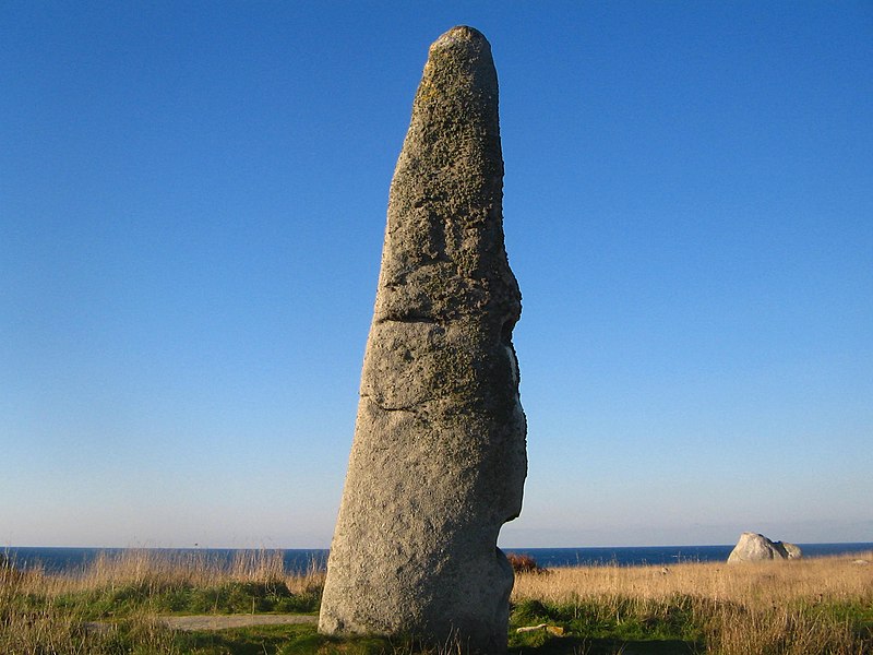 File:Menhir de Cam Louis Plouescat.jpg