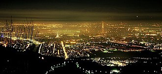 Vue panoramique nocturne de Turin depuis la colline de Superga.