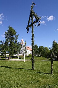 Майское дерево в Люснедале