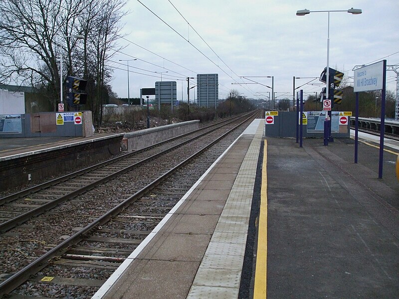 File:Mill Hill Broadway stn slow platforms look south3.JPG