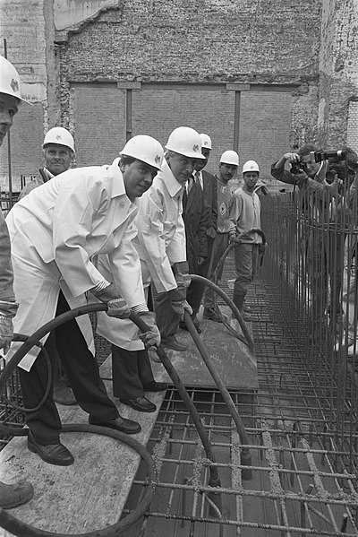 File:Minister Nijpels en Tweede Kamervoorzitter Dolman bij start nieuwbouw Tweede Kam, Bestanddeelnr 934-3035.jpg