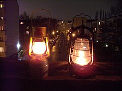 Two kerosene lanterns: mixed air on left and fresh air on right (Germany, 2010)