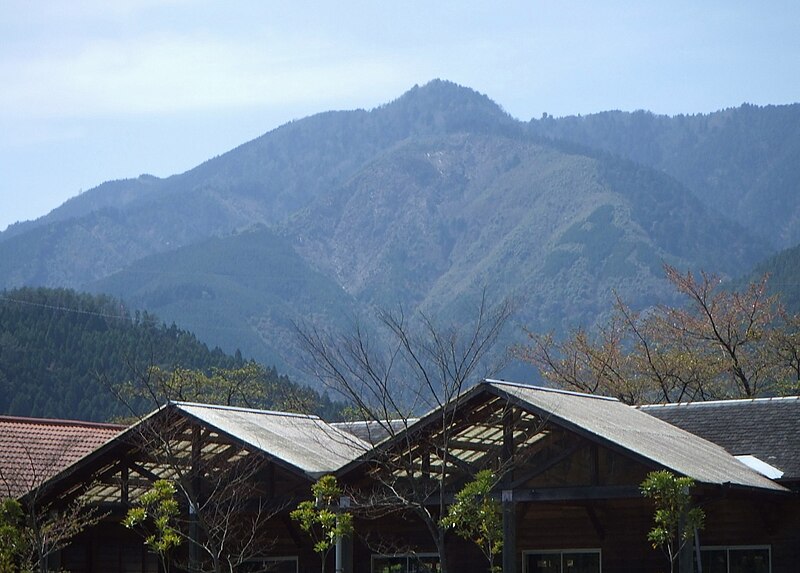 File:Mount Tengumori 2014-05-22.jpg