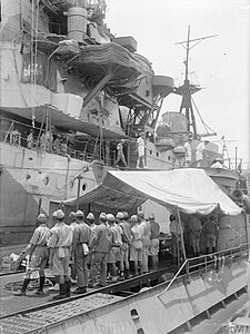 Экипаж крейсера покидает его 25 сентября 1945 года