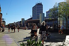 Het station en de ventilatiepijpen gezien vanuit het noorden.