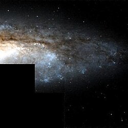 Barevný výřez NGC 4527 hst 07504 05 wfpc2 f814w f555w wf sci.jpg