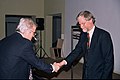 Niels Torp mottok prisen for 1999 av Norsk Forms daværende leder Peter Butenschøn.