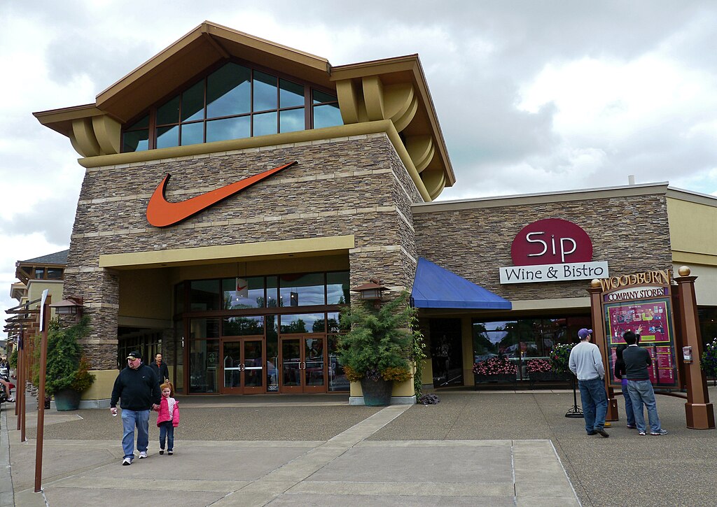 Livlig Lionel Green Street en anden File:Nike Factory Store at outlet mall in Woodburn OR.jpg - Wikimedia  Commons