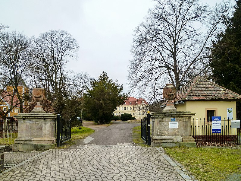 File:Nischwitz Schloss Zufahrt.jpg