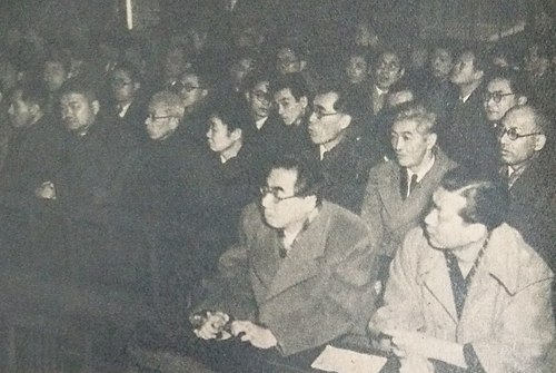 チャタレー裁判を傍聴する坂口安吾（最前列右から2人目）1952年1月18日 Wikipediaより