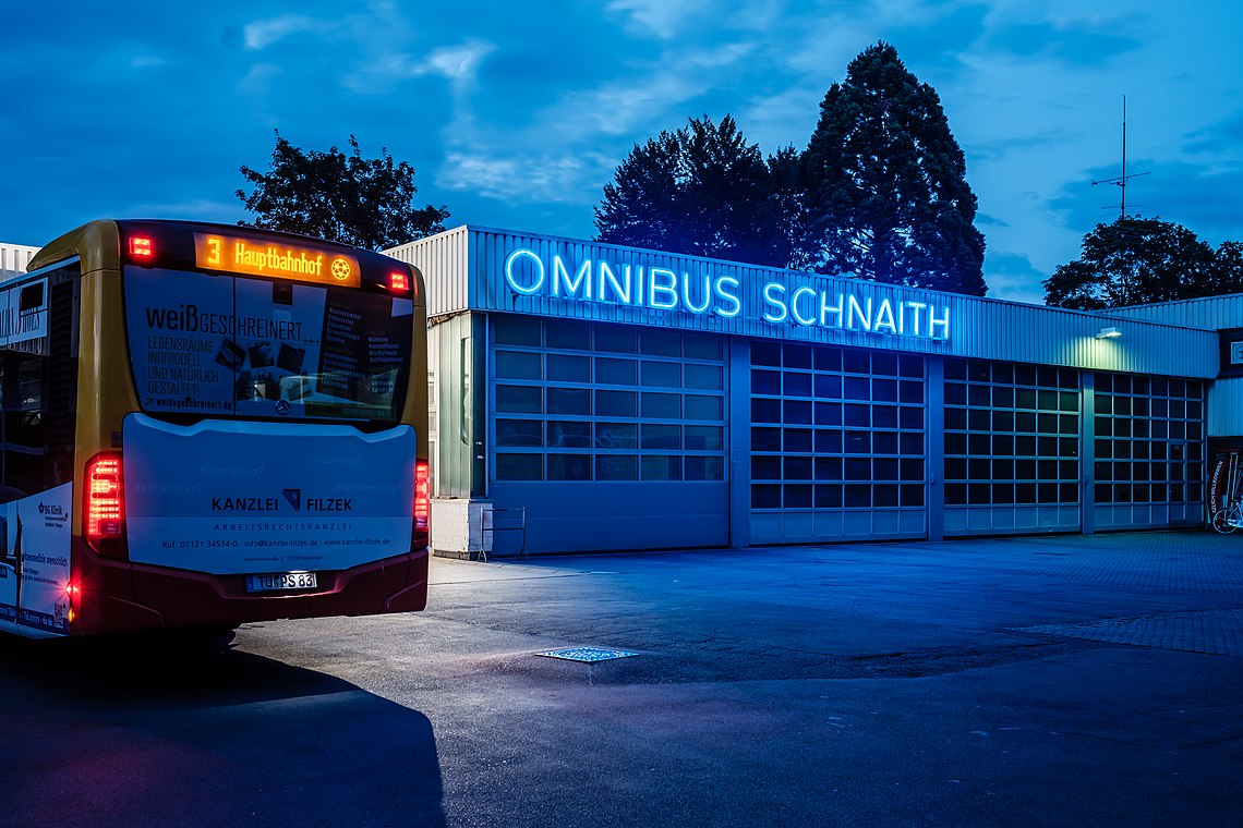 Omnibus Schnaith in Tübingen zur blauen Stunde mit Bus.jpg