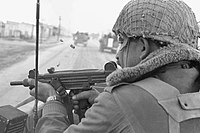 パレスチナのテロ組織を攻撃するため、ヨルダンへの越境作戦（インフェルノ作戦）を展開する第35空挺旅団の兵士。 戦車上からUZIを射撃している。 （1968年3月21日）