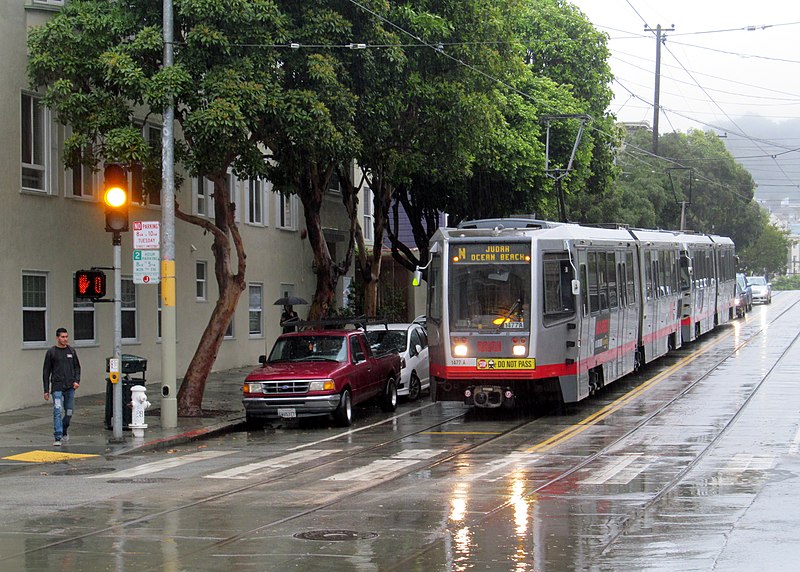 File:Outbound train at Carl and Stanyan, November 2017.JPG